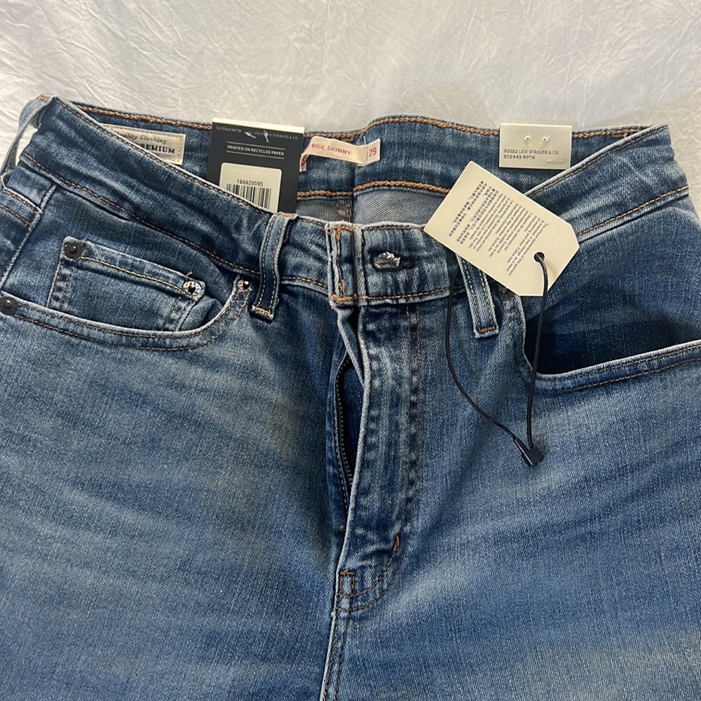 Levis - Picture 3 of 4